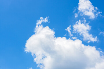 夏の青空と日差しに輝く夏の雲63