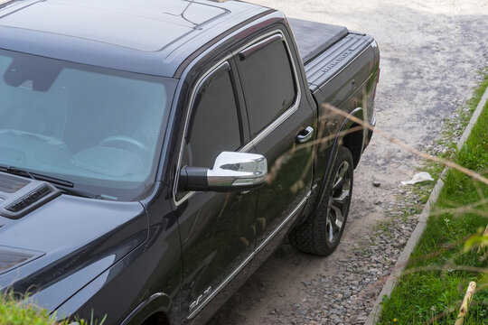 Polska, Ostrowiec Świętokrzyski, 29 kwietnia 2025, 14:59. Amerykański pickup DODGE RAM 1500 na żwirowym parkingu. Elegancka sylwetka ciężar&oacute;wki wyr&oacute;żnia się dużymi lusterkami bocznymi .