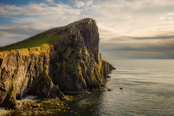 Panorama Neist Point, latarnia morska o zachodzie słońca.