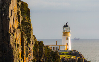Latarnia morska na półwyspie Neist Point, w zachodzącym słońcu.