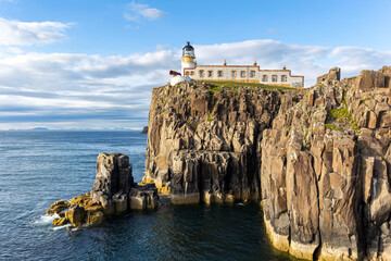 Widok na latarnię na Neist Point od strony wody.