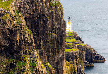 Latarnia Morska na półwyspie, Neist Point, wyspa Skye, Szkocja.