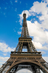 Fototapeta premium 青空に映えるエッフェル塔