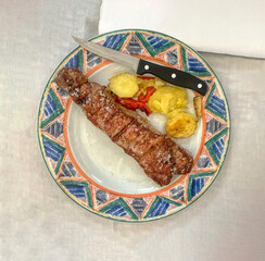 VIEW OF A BEEF ENTRECOTE ON A PLATE WITH COARSE SALT