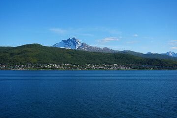 Fahrt mit einem Kreuzfahrtschiff durch den Ofotfjord von Narvik nach Bodø in Norwegen mit...