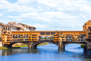 Obraz premium Historic Florence Bridge with Vibrant Shops – Ponte Vecchio