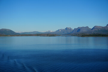 Fahrt mit einem Kreuzfahrtschiff durch den Ofotfjord von Narvik nach Bodø in Norwegen mit...