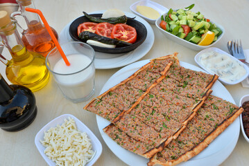 Turkish food pita with pieces of meat and tomato and lemon slices dried pepper presentation in Turkish restaurant
