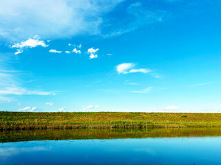 青空と堤防の風景