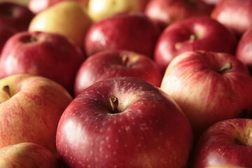 red apples on the table surface