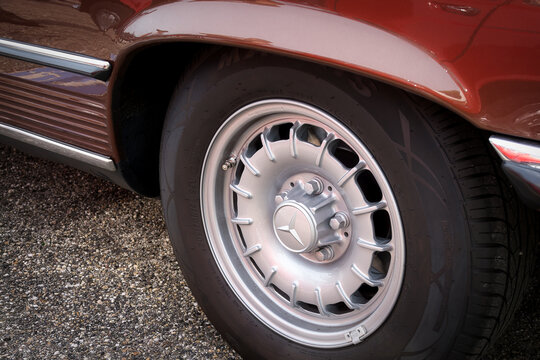 Detailansicht originaler Mercedes-Benz Barock Alufelgen an einem 450 SLC