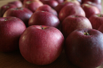 red apples on the table surface