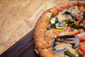 Imagen a detalle de una pizza de vegetales con champiñones