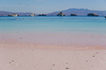 Obraz premium Beautiful scenery of Pink Beach with crashing wave at Komodo National Park, Flores, Indonesia.