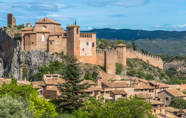 Vue panoramique de la citadelle et collégiale romane ainsi que du village d'Alquézar, Aragon, Espagne