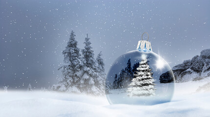 Weihnachtliche Stimmung mit einer Gläsernen Weihnachtskugel im Schnee