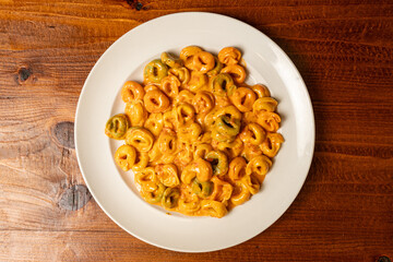 tortellini pasta with vodka sauce