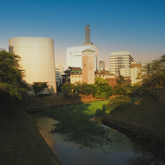 都心に残る自然美、牛ヶ淵のお堀の景色。イラスト風の写真。
