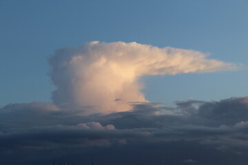 Wolkengebilde am Abendhimmel