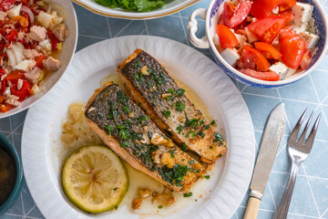 Plato con salmón al horno y ensaladas