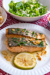 Salmón al horno con salsa de limón y ensalada
