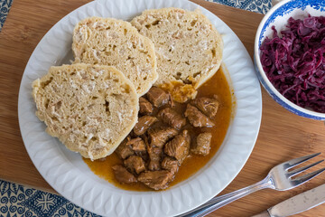 Gulash y knödel, acompañado de col lombarda