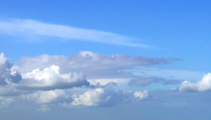 Fototapeta premium Stunning blue sky with fluffy clouds