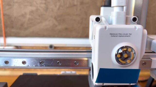 Hotend replacement cover on 3d printer extruder