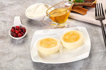 Roasted cheesecakes - Syrniki with honey