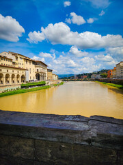 Obraz premium View of the Arno River and Historic Architecture in Florence, Italy