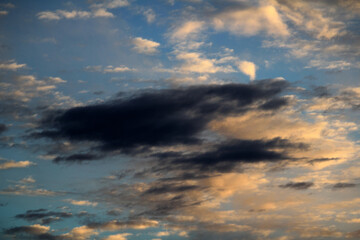 Fototapeta premium Wired cloud formation in the sky