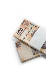 Billetes de 500 pesos mexicanos, apilados sobre un fondo blanco, vista superior, lado inferior derecho
500 Mexican peso bills, stacked on a white background, top view, bottom right side