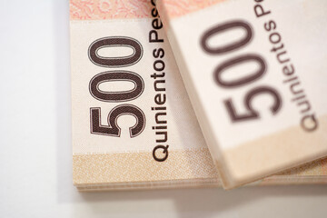 Primer plano de billetes de 500 pesos mexicanos, vista top

Close-up of 500 Mexican peso bills, top view