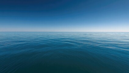 Obraz premium Calm ocean meets a clear sky