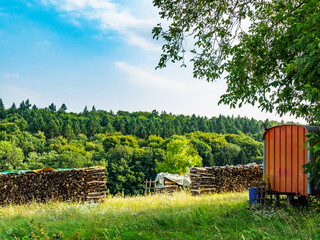 Brennholzlager im Freien © focus finder