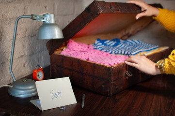 manos armando la maleta, separación. ruptura amorosa, nota de despedida.