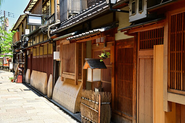 京都の祇園の切り通し