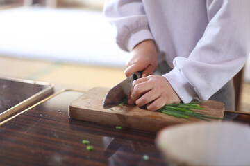 	野菜を切る女の子