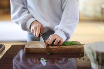 	野菜を切る女の子