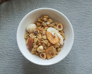 果物とナッツの入ったグラノーラ