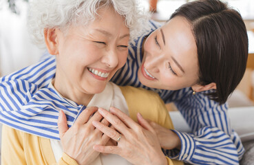 ハグをする中のいい母と娘のポートレート