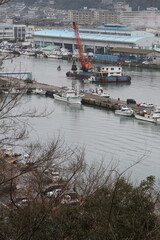 冬の漁港の浚渫作業