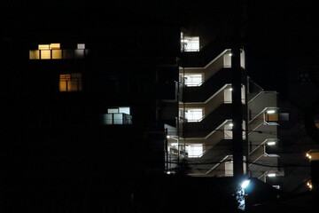 夜のマンション