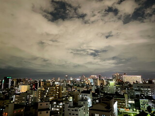 広がる夜空と都会の夜景