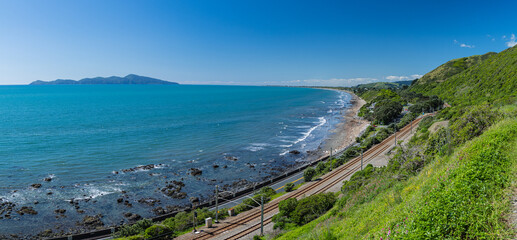 ニュージーランド　パエカカリキ・エスカープメント・トラックから見えるカピティ島