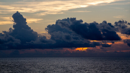 奄美大島の夏の午後の海と空。