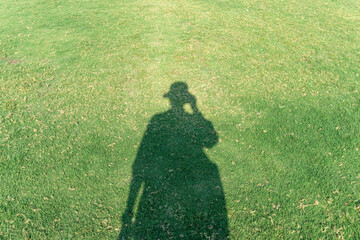 芝生に映る人の影