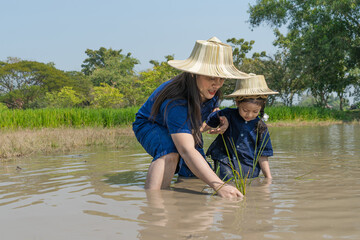 Thai mother and daughter learn to farm.
