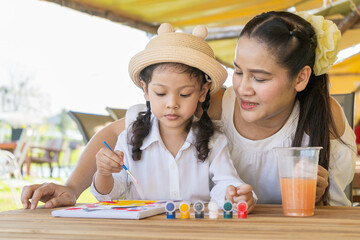 The mother taught a beautiful daughter, drawing and coloring for meditation.