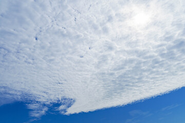 薄い雲の隙間から覗く太陽の光